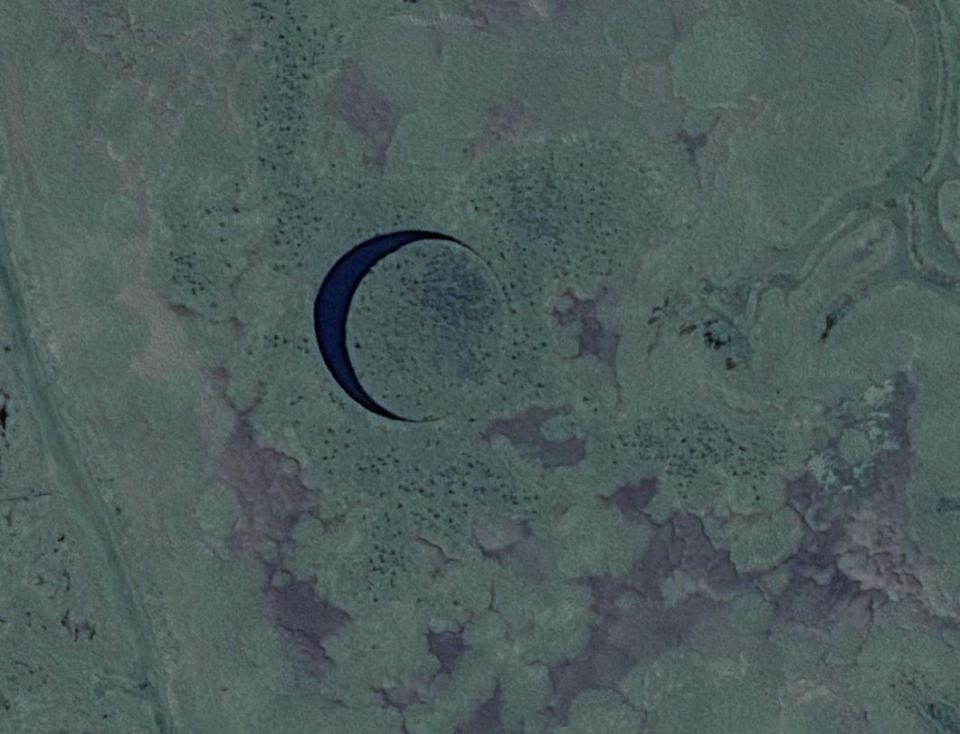 A ilha circular dentro de um lago esférico