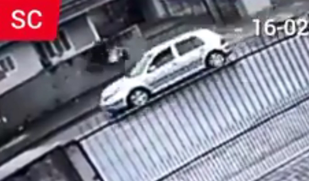 Imagens registraram momento em que carro atingiu cadeirante e filha — Foto: Polícia Civil/Divulgação