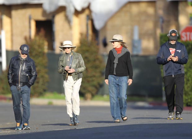 Steven Spielberg e a mulher, Kate Capchaw, fazem passeio com Michelle Pfeiffer e o marido, David E. Kelley, no meio da quarentena (Foto: The Grosby Group)