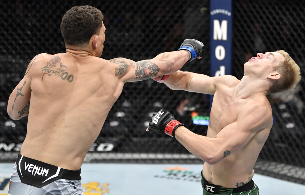 Jordan Williams acerta um direto em Ian Garry no UFC 268 — Foto: Getty Images