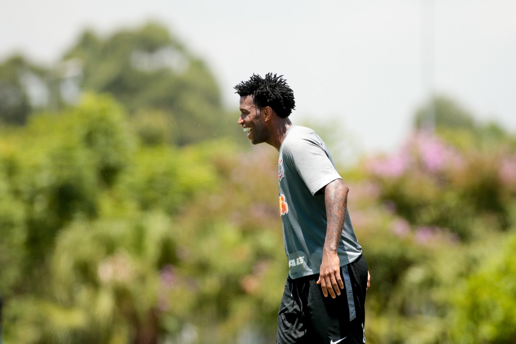 Gil afirma que trocas de técnicos atrapalharam o Corinthians e faz elogios a Mancini: 