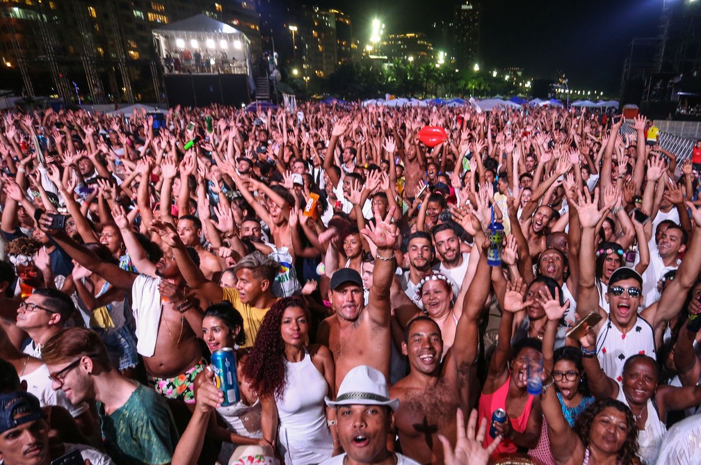 Copacabana tem grande público durante o show do Cidade Negra (Foto: Fernando Maia / RioTur / Divulgação)