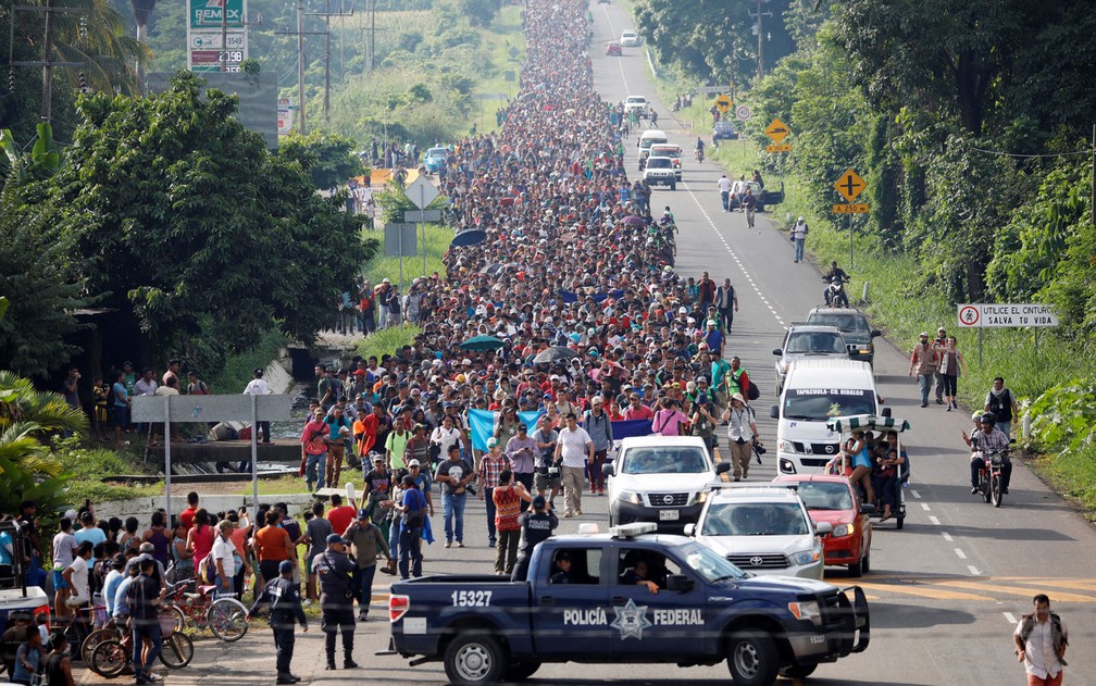 A caravana começou em Honduras e foi atraindo mais gente pelo caminho — Foto: Reuters/Ueslei Marcelino