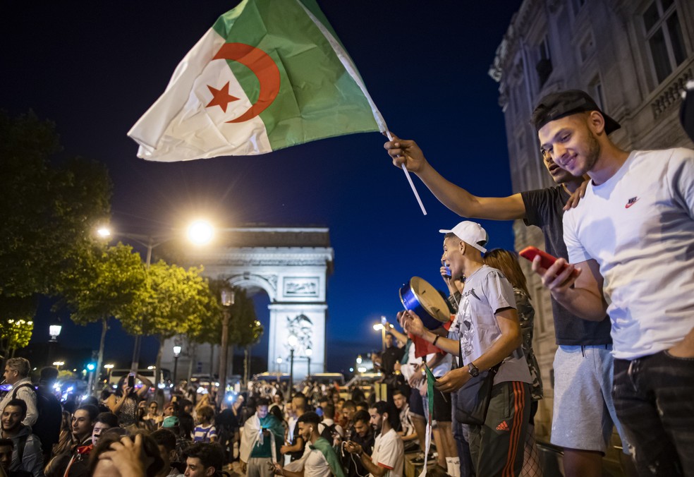 Argelinos comemoram no Arco do Triunfo, em Paris, o tÃ­tulo da Copa Africana das NaÃ§Ãµes â€” Foto: IAN LANGSDON/EFE