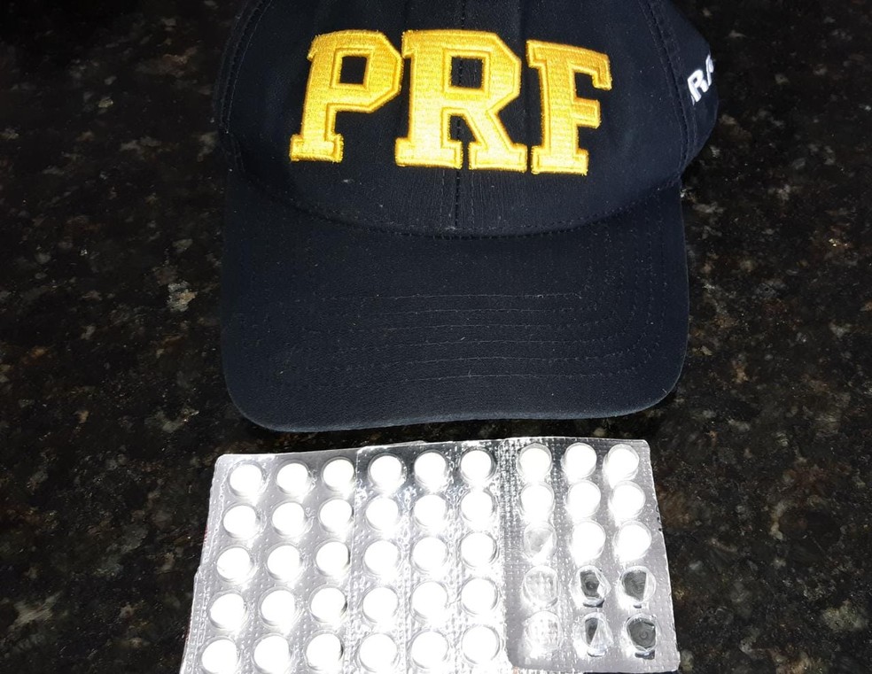 PRF apreende comprimidos de rebite com caminhoneiro em SÃ£o Miguel dos Campos, AL â Foto: DivulgaÃ§Ã£o/PRF