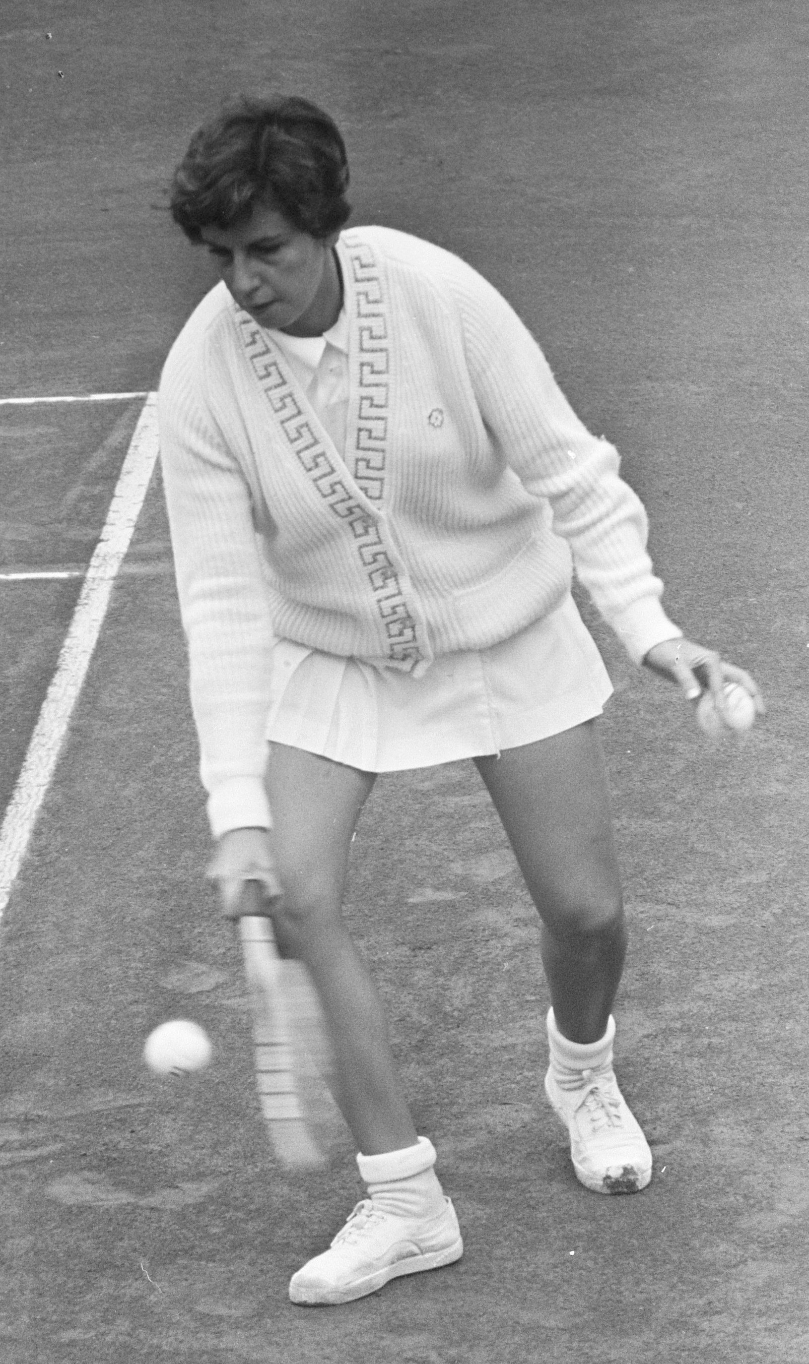 A tenista Maria Esther Bueno em campeonato na Holanda, em 1964. (Foto: Gelderen, Hugo van/Anefo/Wikimedia Commons)