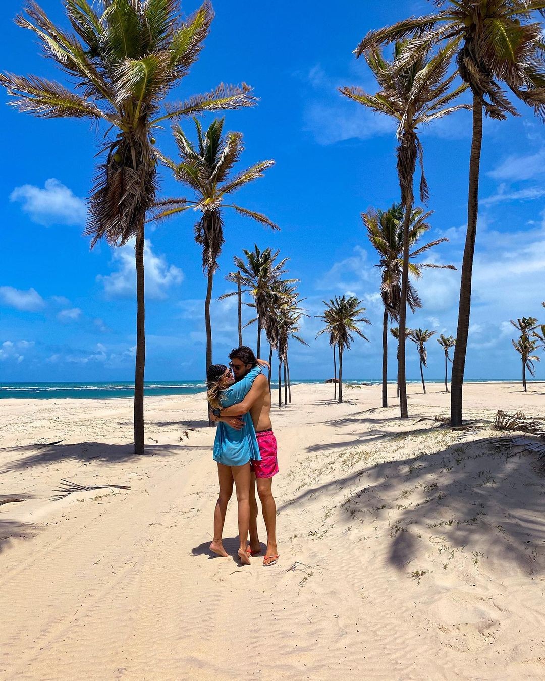 Carol Dias aproveita dia na praia ao lado de Kaká (Foto: Instagram)