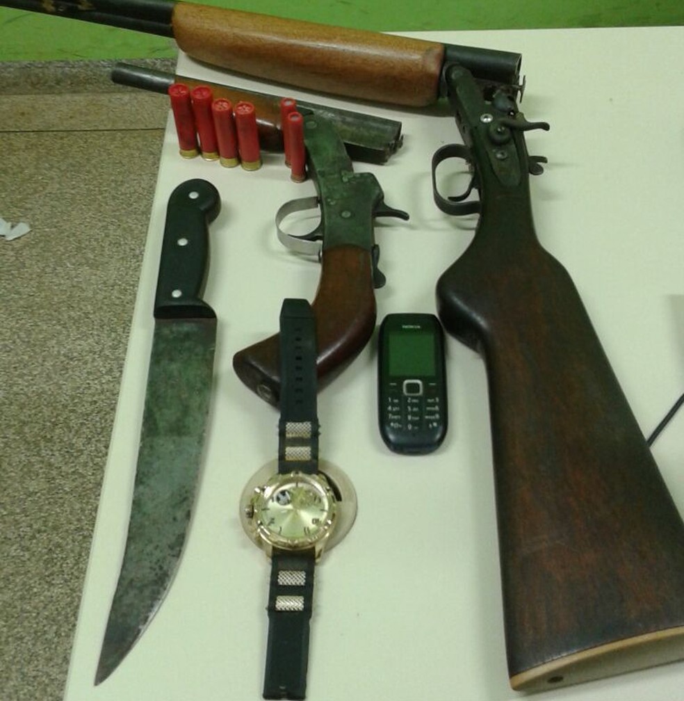 Armas foram apreendidas após fuga de bandidos (Foto: Divulgação/Polícia Militar)