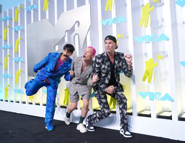 Red Hot Chili Peppers (Foto: Getty Images) NEWARK, NEW JERSEY - AUGUST 28: (l-R) Anthony Kiedis, Flea, and Chad Smith of Red Hot Chili Peppers attend the 2022 MTV VMAs at Prudential Center on August 28, 2022 in Newark, New Jersey. (Photo by Kevin Mazur/Getty Images for MTV/Paramount Global) (Foto: Getty Images for MTV/Paramount G)