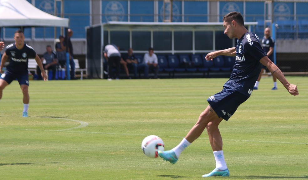 Diogo Barbosa aprimora o cruzamento em treino do Grêmio — Foto: João Victor Teixeira