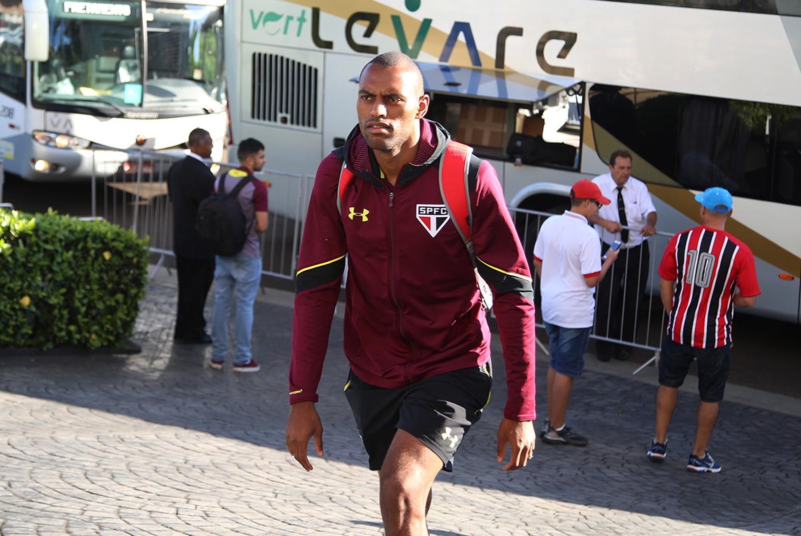 Douglas, Neilton e Chavez são os preferidos dos internautas para deixarem o São Paulo