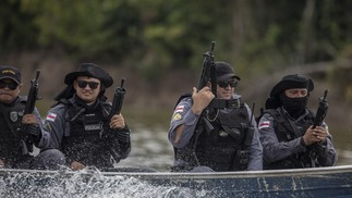 Agentes da PM do Amazonas participam da busca pelos corpos de Dom Phillips e Bruno Pereira, em Atalaia do Norte — Foto: Victor Moriyama / The New York Times