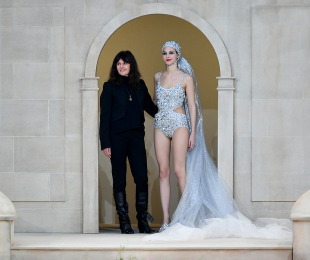 Virginie Viard, sua provável sucessor de Karl Lagerfeld e diretora de estilo da Chanel, encerrou o desfile em Paris (Foto: Getty Images)