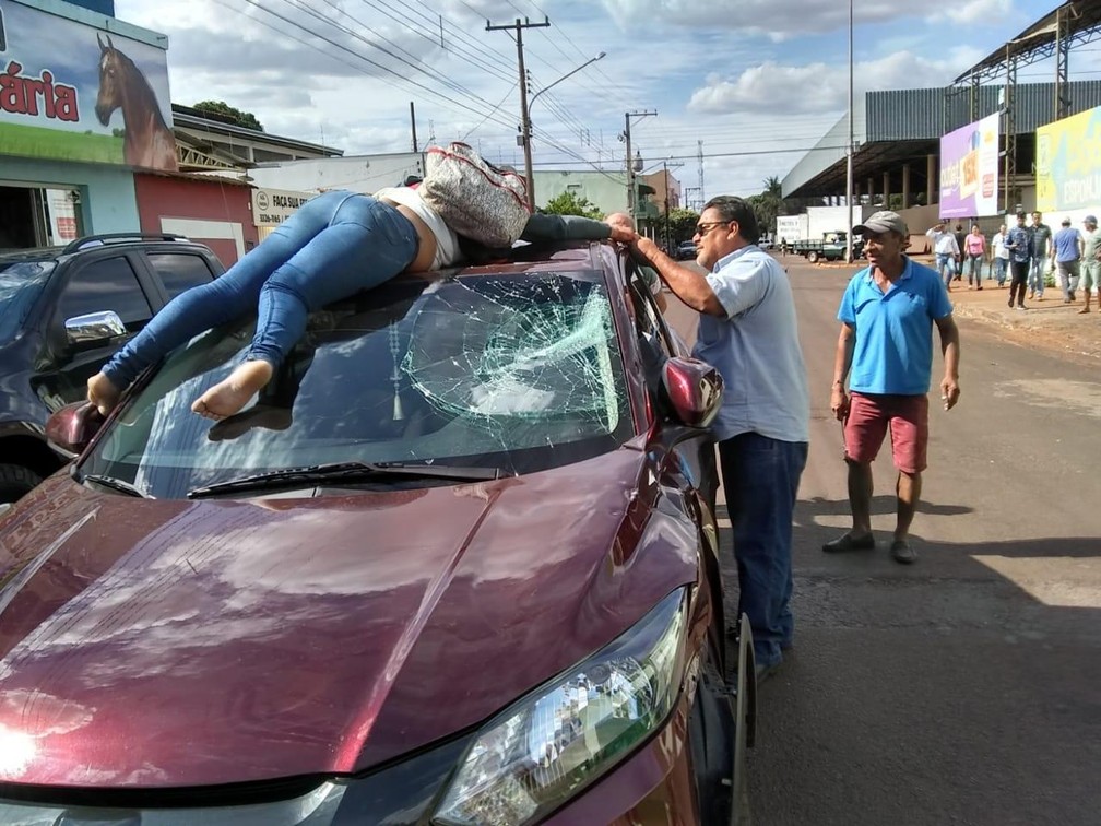 Motociclista foi atinga por carro, ficou presa em veÃ­culo e foi carregada por 50 metros em TangarÃ¡ da Serra â Foto: Arquivo pessoal