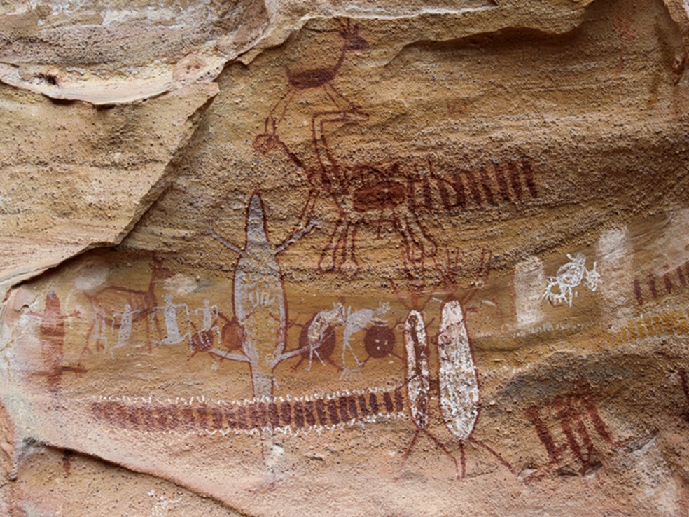 Pinturas rupestres na caverna da Serra da Capivara remonstam cenas de caça dos mais antigos de habitantes — Foto: Pedro Santiago/G1