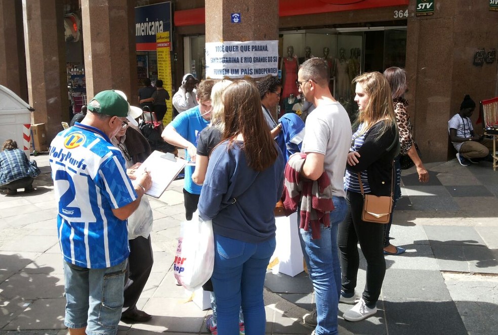 Na Esquina Democrática, no Centro de Porto Alegre, grupo de pessoas chegou a fazer fila para votar (Foto: Hygino Vasconcellos/G1)