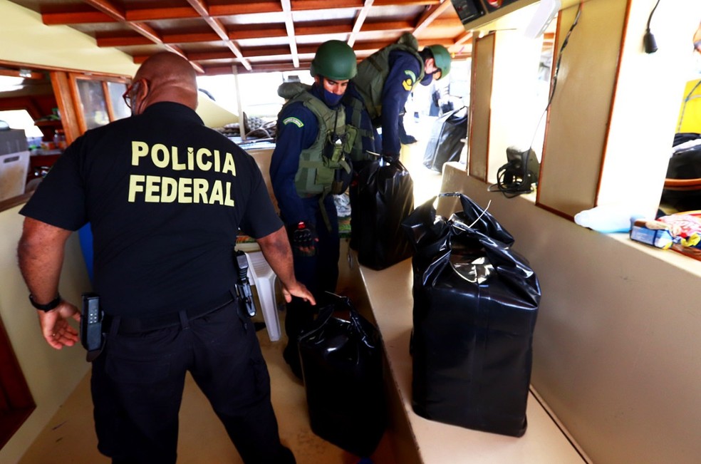 Polícia Federal apreendeu sacos com cocaína em veleiro e prendeu cinco pessoas — Foto: PF/Divulgação