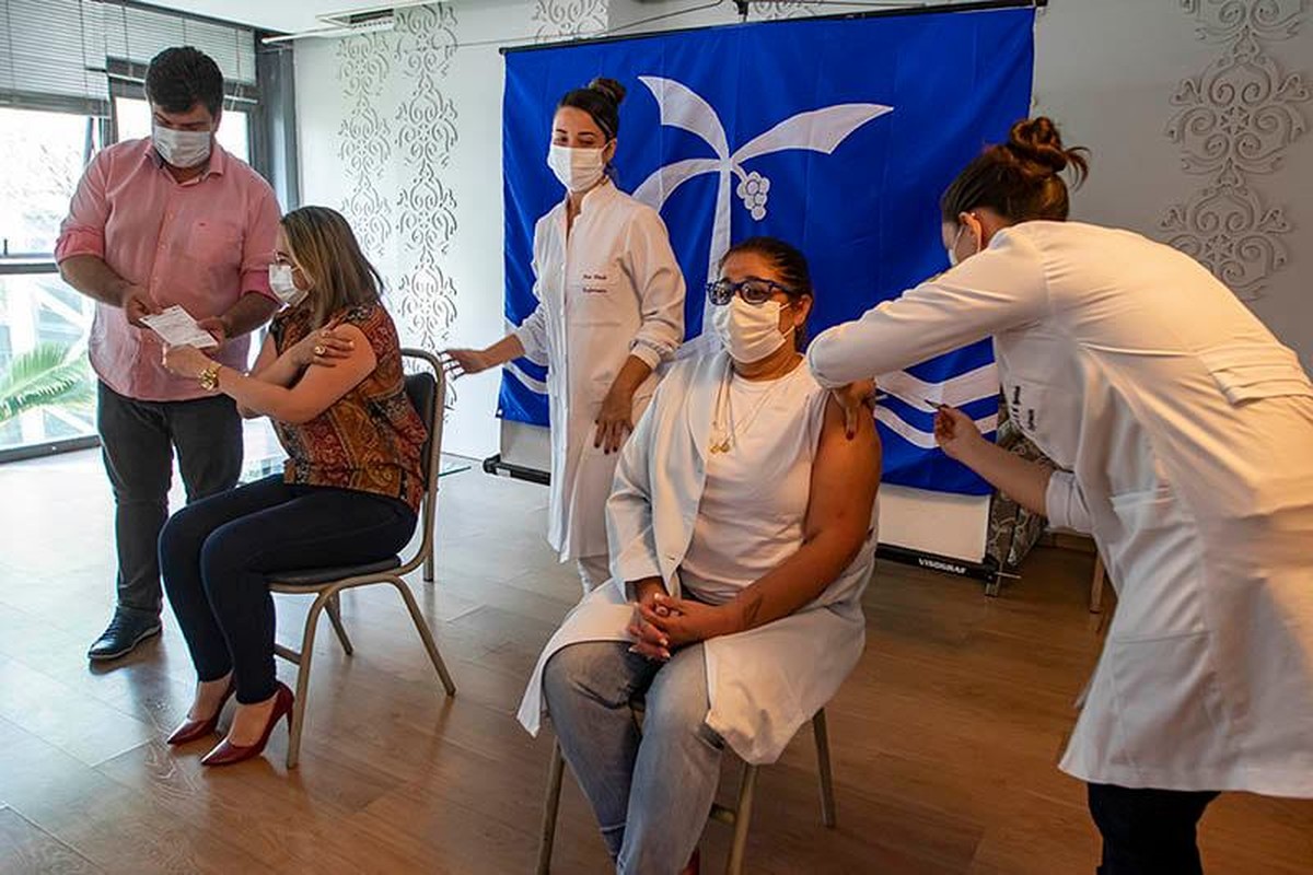 Conheça os primeiros vacinados contra a Covid-19 nas cidades do interior do Rio; fotos
