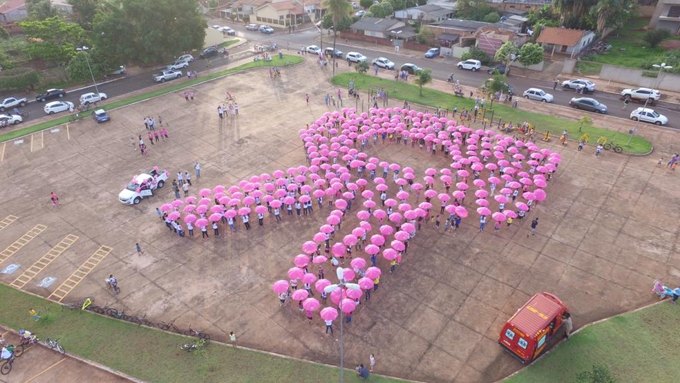 Centenas de pessoas participaram de caminhada em Costa Rica pela prevenÃ§Ã£o ao cÃ¢ncer de mama e colo do Ãºtero. â Foto: Gian Couto/ReproduÃ§Ã£o