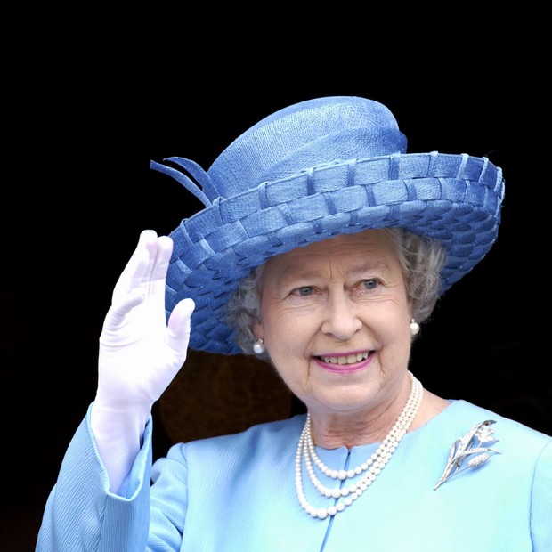 LONDON, UNITED KINGDOM - JUNE 02:  Looking Happy And Radiant Queen Elizabeth II Waving Outside St. Paul's Cathedral On The Day Of The Service To Mark Her Golden Jubilee - The 50th Anniversary Of Her Reign.  The Three-strand Pearl Necklace Is Worn For All  (Foto: Tim Graham Photo Library via Get)