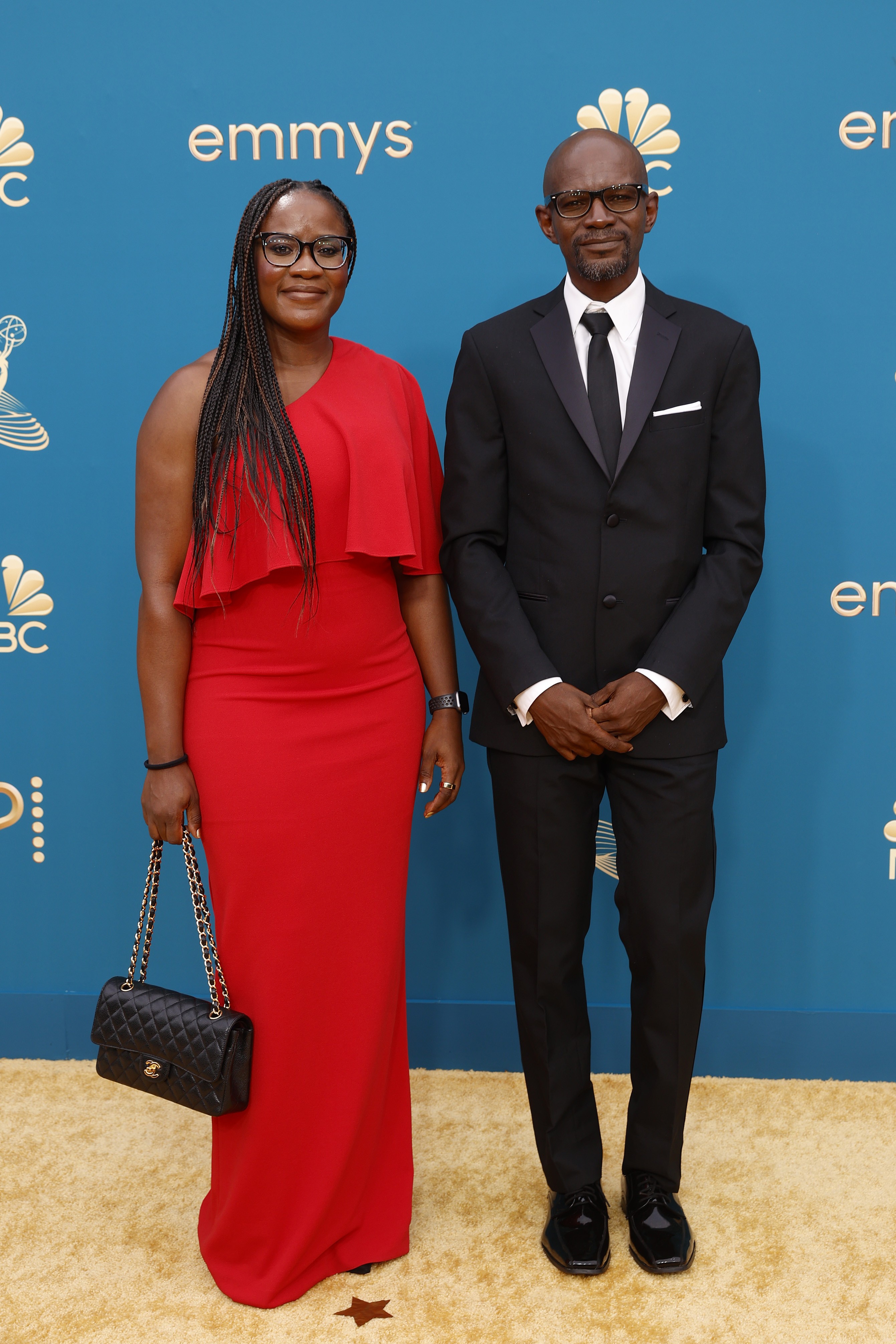 LOS ANGELES, CALIFORNIA - SEPTEMBER 12: 74th ANNUAL PRIMETIME EMMY AWARDS -- Pictured: (l-r) Abby Ajayi and Akin Ajayi arrive to the 74th Annual Primetime Emmy Awards held at the Microsoft Theater on September 12, 2022. -- (Photo by Trae Patton/NBC via Ge (Foto: NBC via Getty Images)
