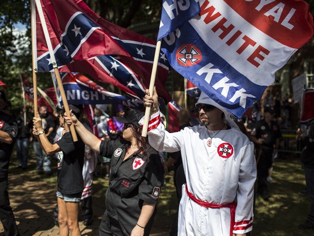 Charlottesville: Integrantes do grupo racista The Ku Klux Klan protestam em 8 de julho, em Charlottesville, na Virginia. A KKK tenta impedir a remoção de uma estátua em homenagem ao general confederado Robert E. Lee, movimento que era contra o fim da escr (Foto: Chet Strange/Getty Images)