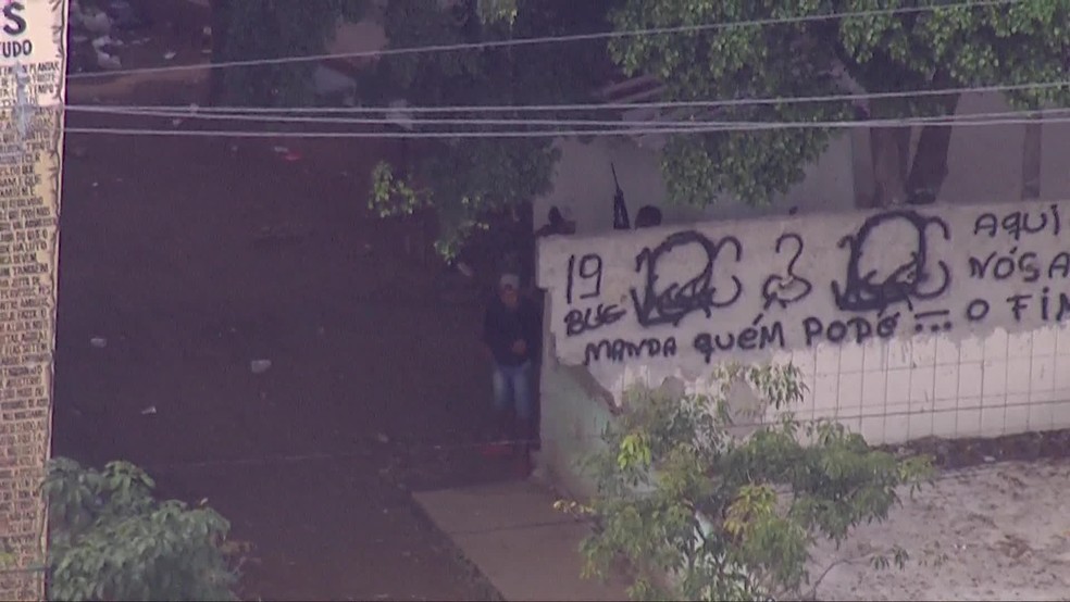 Criminosos fortemente armados trocam tiros com PMs na Cidade de Deus — Foto: Reprodução / TV Globo
