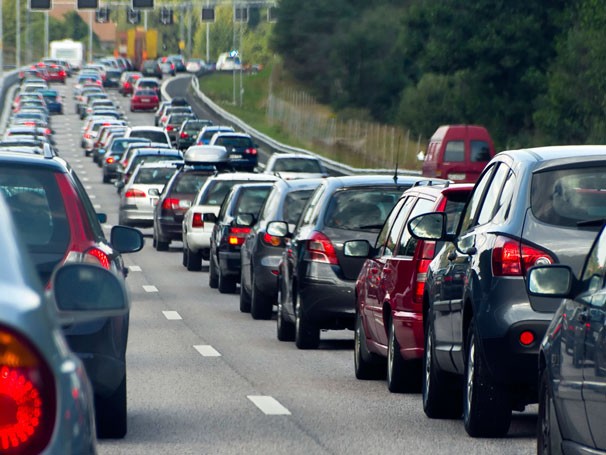 Atitudes simples como sair mais cedo de casa ou evitar ir de carro todos os dias para o trabalho pode evitar o estresse dos congestionamentos nas grandes cidades (Foto: Thinkstock/Getty Images)