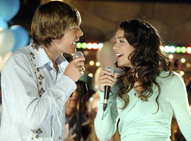 Vanessa Hudgens e Zac Efron em um dos filmes da franquia High School Musical (Foto: Reprodução)