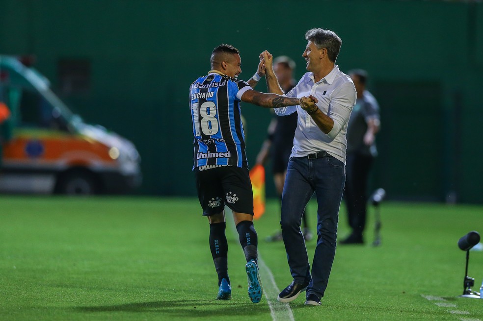 Luciano comemora gol com Renato Gaúcho — Foto: Lucas Uebel/Grêmio/Divulgação