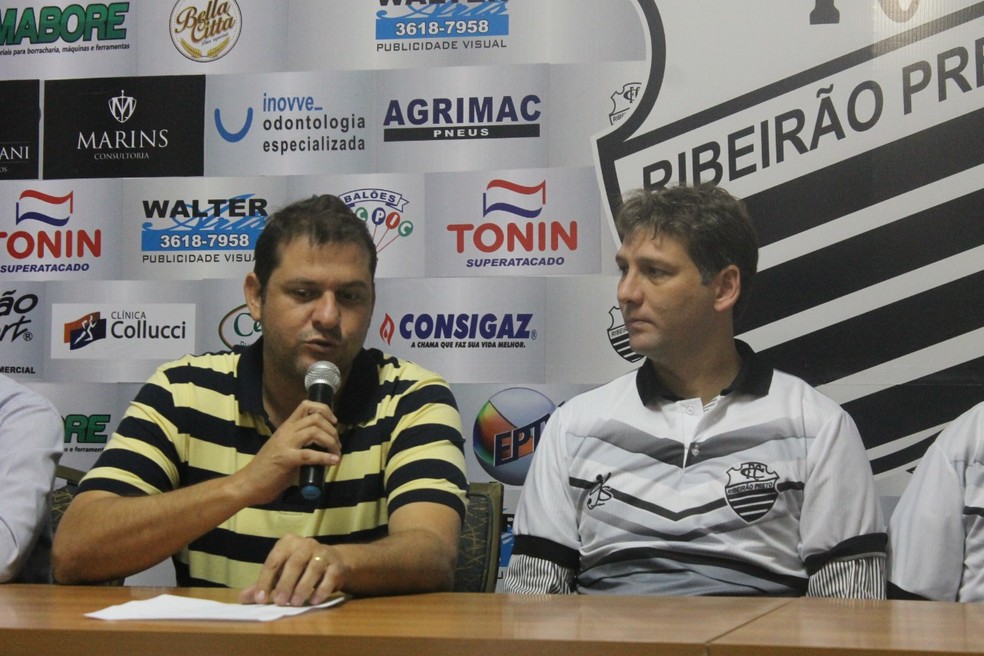 Rangel Scandiuzzi e Ricardo Costa em apresentaÃ§Ã£o do tÃ©cnico no Comercial â€” Foto: Rafael Alves/DivulgaÃ§Ã£o/Comercial FC