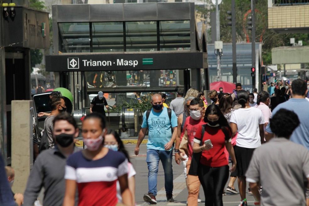 Movimentação de pedestres na Avenida Paulista, em São Paulo, na tarde desta quinta-feira (1). — Foto: Fábio Vieira/Estadão Contaúdo
