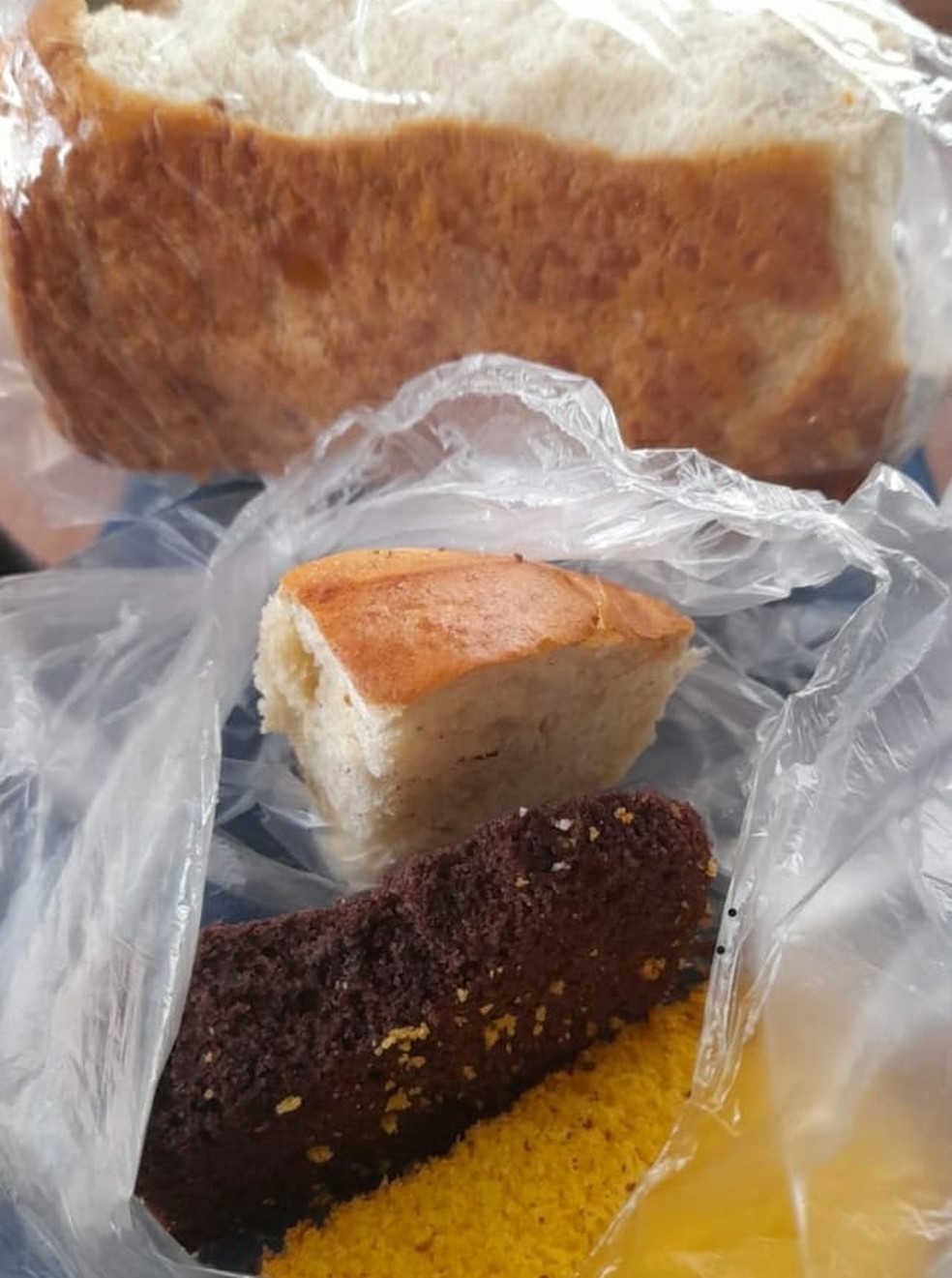 Prefeitura distribuiu pão, bolo e banana em lugar de ovos de chocolate em Pedra Preta — Foto: Reprodução