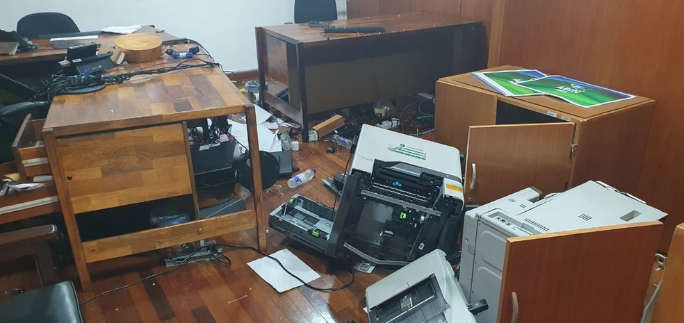Equipamentos eletrônicos e móveis destruídos por bolsonaristas terroristas no Palácio do Planalto  — Foto: Reprodução 