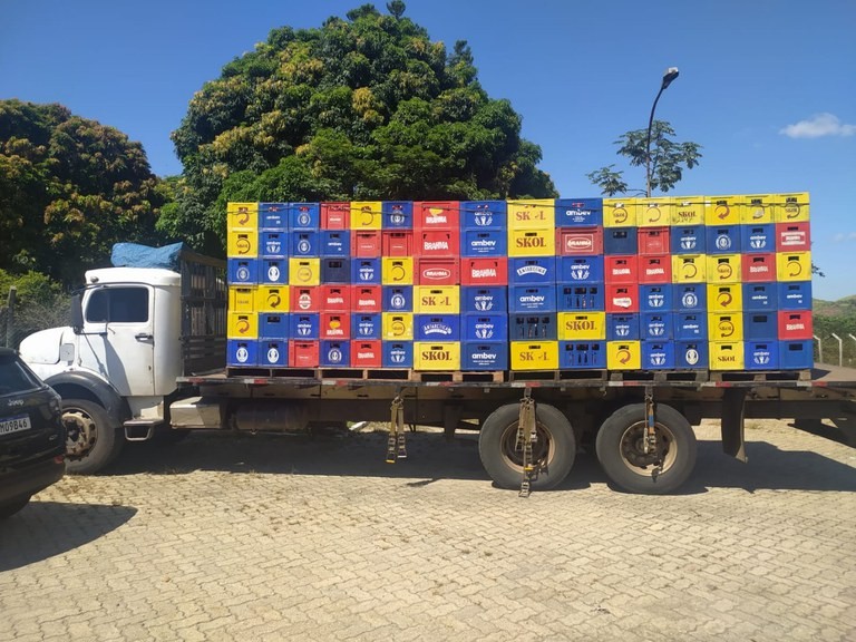 PRF apreende mais de 500 caixas de cerveja sem nota fiscal na Dutra em Lavrinhas 