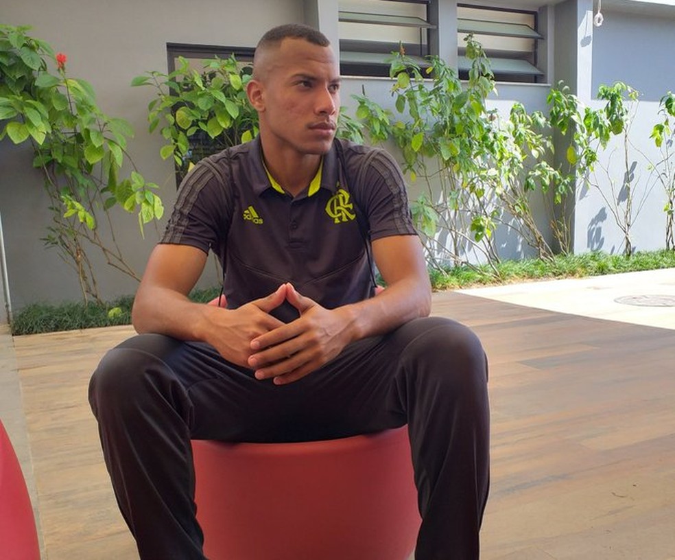 Zagueiro Chico também postou foto com uma camisa do clube — Foto: Divulgação