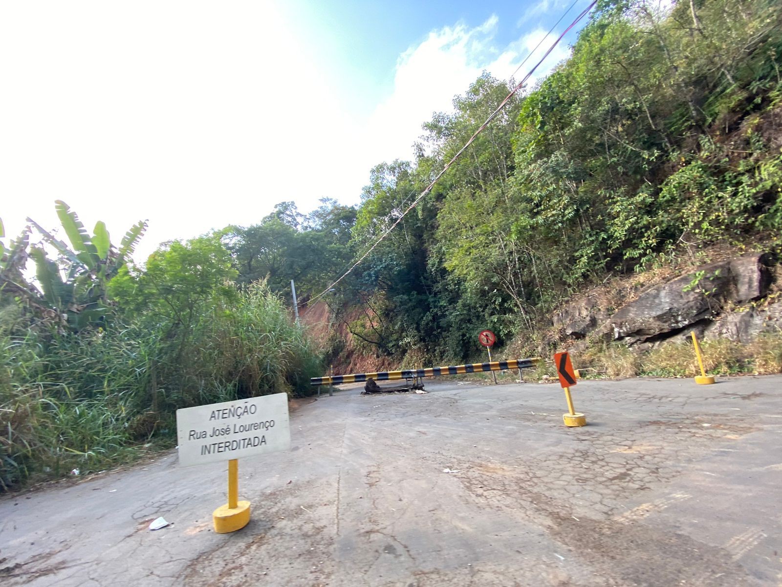 Rua interditada há quase 1 ano causa transtornos no trânsito no Bairro Borboleta, em Juiz de Fora