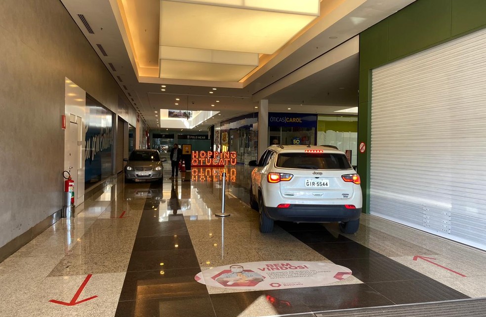Shopping adota drive-thru e libera carros nos corredores das lojas em Botucatu &mdash; Foto: Guilherme Miletta/TV TEM