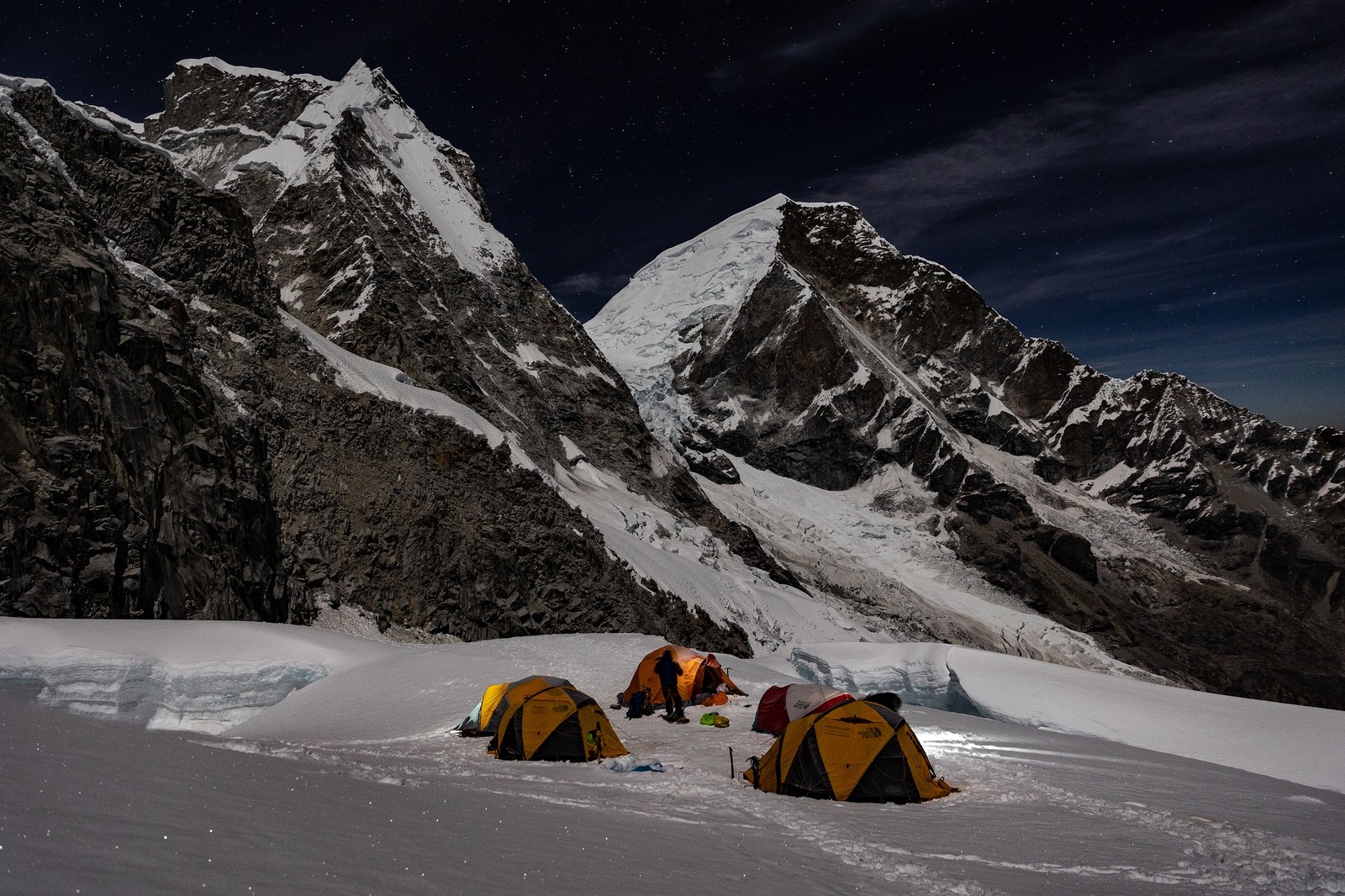 Os montanhistas, ps guias e a equipe de produção precisaram acampar diversas noites no meio das montanhas para gravar as escaladas — Foto: Divulgação/History