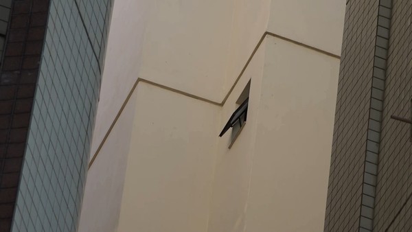 Menina caiu de uma das básculas de prédio em Guarapari — Foto: Reprodução/TV Gazeta