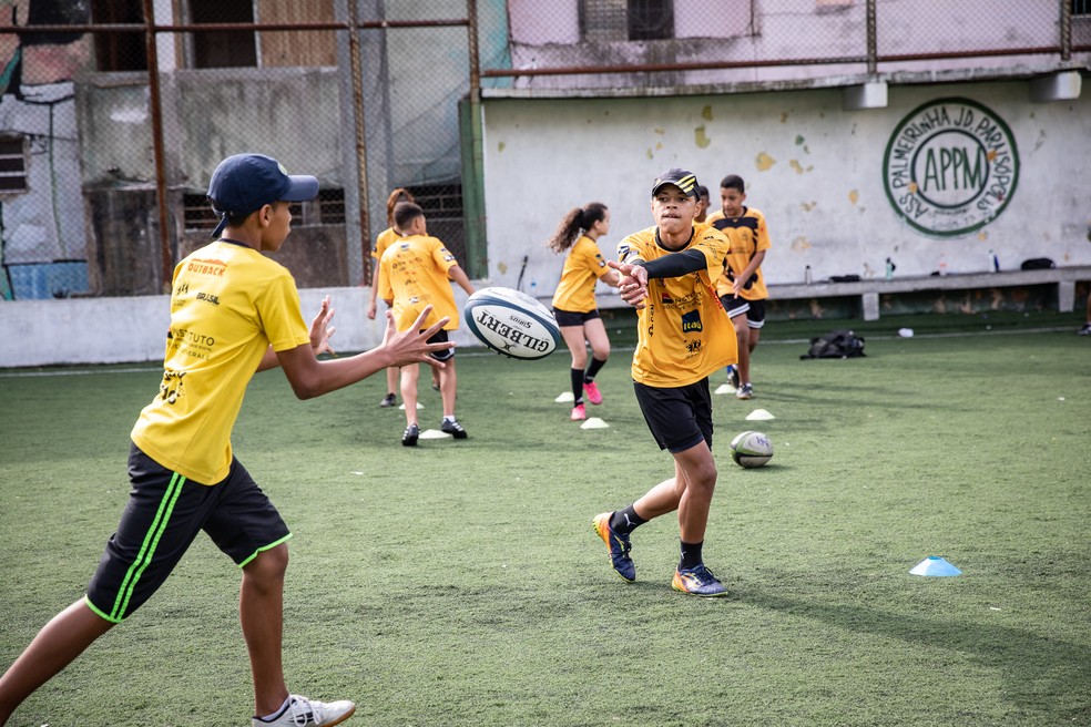 Crianças praticam treino de rúgbi do Instituto Rugby Para Todos, em Paraisópolis, na Zona Sul — Foto: Fabio Tito/G1