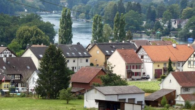 BBC - Os residentes de Büsingen geralmente recebem salários maiores do que seus compatriotas, mas pagam mais impostos do que seus vizinhos suíços (Foto: LARRY BLEIBERG/BBC)