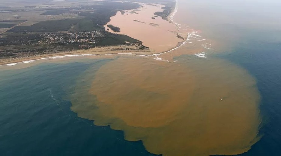 Foz do rio Doce no Oceano Atlântico poluída pelos rejeitos do rompimento da barragem