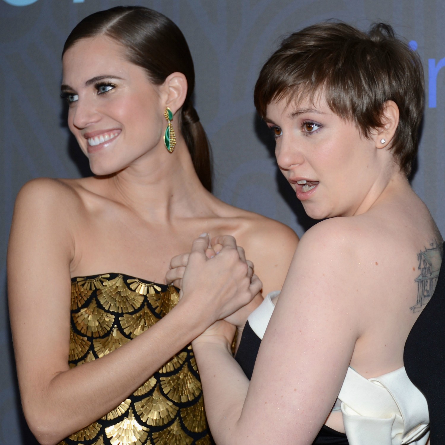 Allison Williams (à esq.) e Lena Dunham, do seriado 'Girls', no lançamento da segunda temporada do programa, em Nova York, em janeiro de 2013. (Foto: Getty Images)