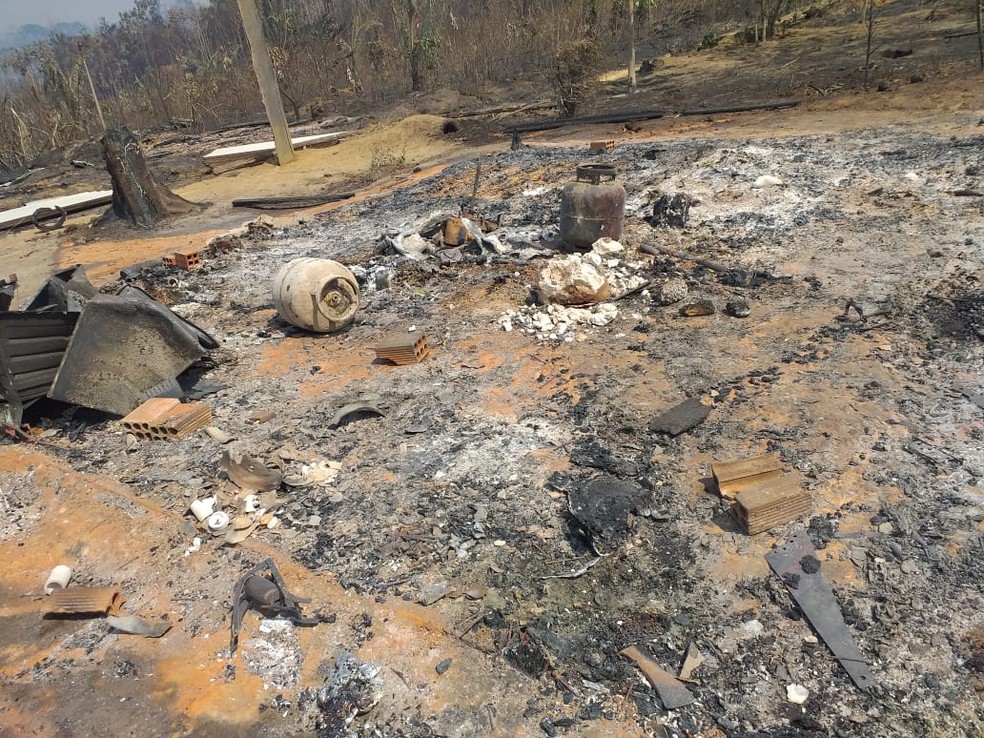 Incêndio foi registrado na terça-feira (13) em propriedades rurais na Linha TB-14.  — Foto: Reprodução/ Redes Sociais 