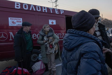 Após mais de 1,4 mil pessoas fugirem na quinta, situação em Mariupol voltou a ficar complicada; refugiados; ucranianos (Foto: ANSA)