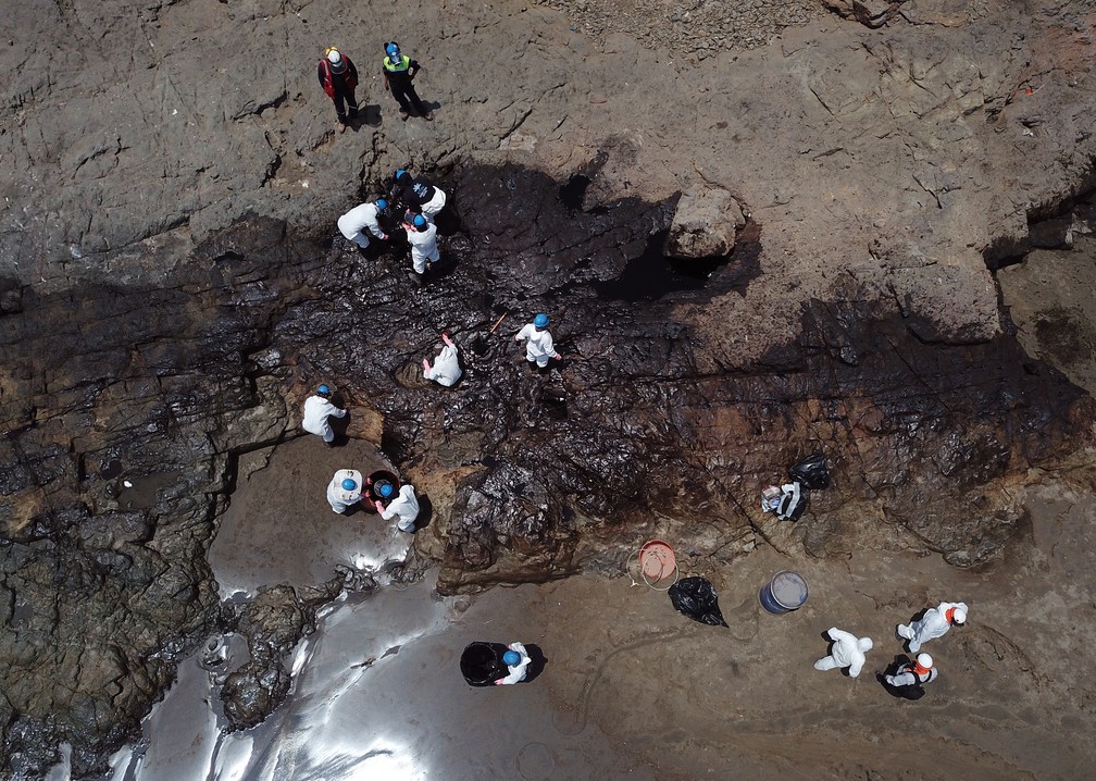 Imagem aérea mostra praia coberta com óleo na costa do Peru em 17 de janeiro de 2022 — Foto: Cris BOURONCLE / AFP