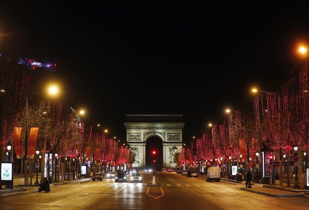 Avenida Champs Elysees vazia na virada de 2020 para 2021 — Foto: ASSOCIATED PRESS