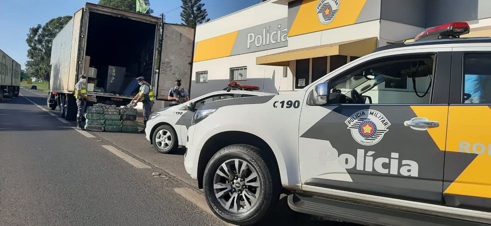 Tabletes de maconha estavam escondidos em um caminhão-baú — Foto: Polícia Rodoviária