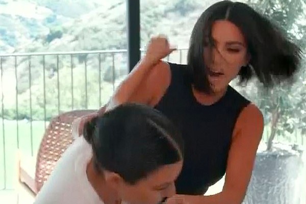 Kim Kardashian e Kourtney Kardashian trocando agressões no reality protagonizado pelas irmãs do clã Kardashian-Jenner (Foto: Reprodução)